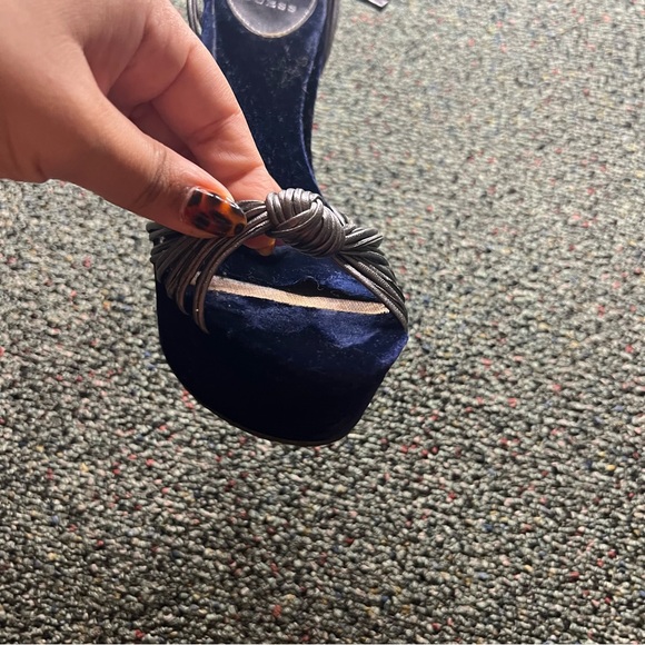 GUESS Y2K Navy Blue & Silver Velvet Ombre Strappy Platform Heels Sandal Shoes 7 - Picture 14 of 16